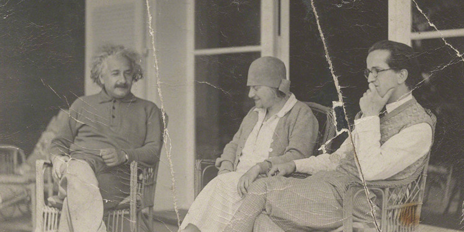 Альберт Эйнштейн, его жена Эльза и Конрад Ваксман. Эту фотографию архитектор носил долгое время в своем кошельке 