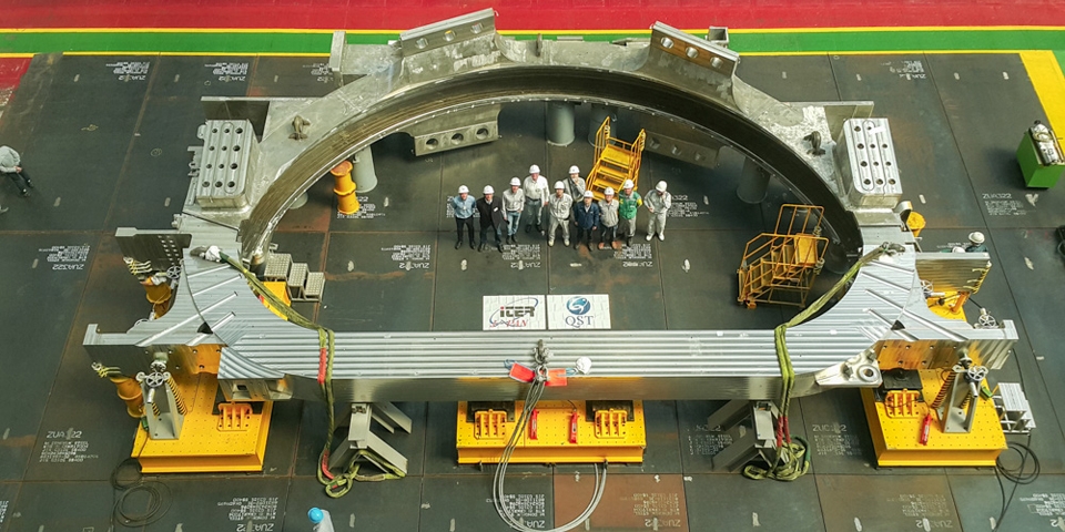 200-тонный корпус тороидальной катушки, изготовленный Mitsubishi Heavy Industries и Hyundai Heavy Industries