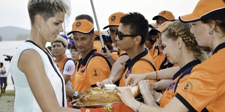 ЧЕМПИОН МИРА по синхронному плаванию Светлана Петрачина встречает спортсменов хлебом-солью
