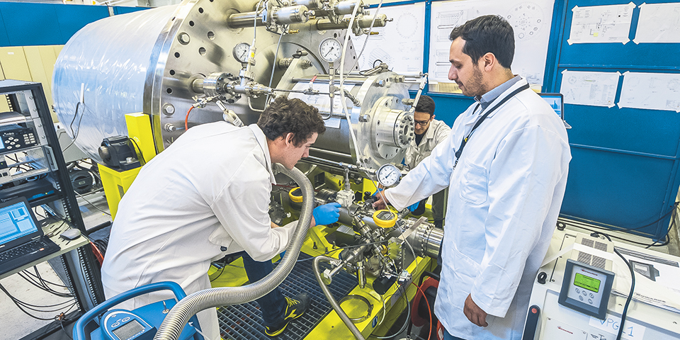 Испытания крионасоса длиной 3,4 м и весом 8 т в лаборатории, созданной вакуумной группой ИТЭР в ядерном центре в Кадараше