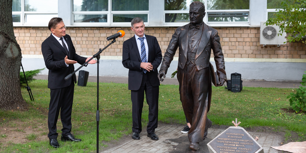 Алексей Лихачев принял участие в открытии памятника лауреату Нобелевской премии по физике Игорю Тамму. Это второй монумент из задуманной серии — год назад в МИФИ открыли памятник Николаю Басову.   