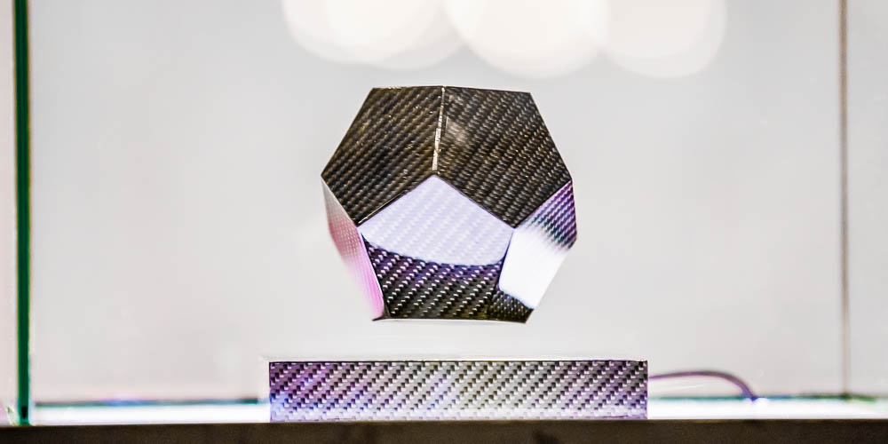  Левитирующий кубок из углекомпозитов — отличная награда для конкурса высоких технологий