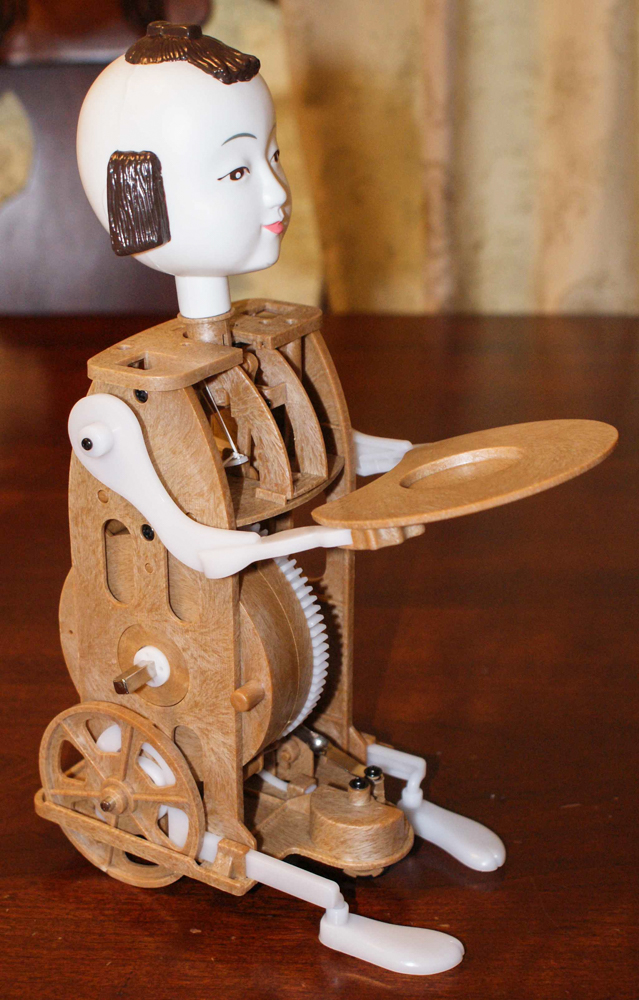 Японская механическая кукла, подающая гостям чай