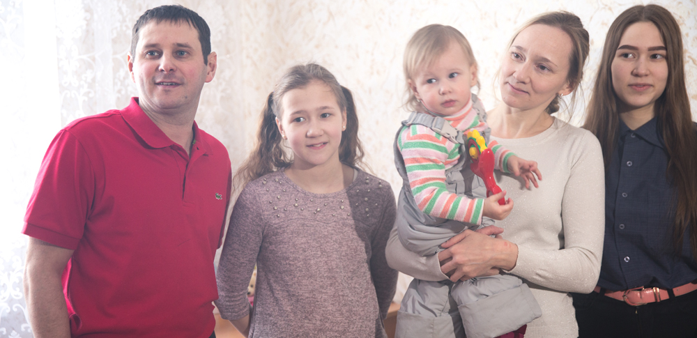 Евгений и Анастасия Трофимовы вместе с тремя дочерьми уже начали переезд в свою новою трехкомнатную квартиру