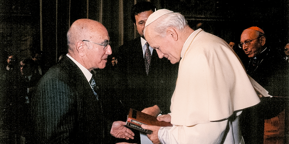 Яков Зельдович дарит папе римскому Иоанну Павлу II свою монографию. Ватикан, 1986 год