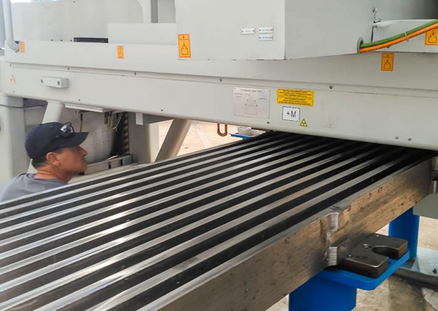 СВАРКА ЗАГОТОВОК для радиальной платы катушки тороидального поля на заводе компании CNIM во Франции выполняется электронно-лучевым методом