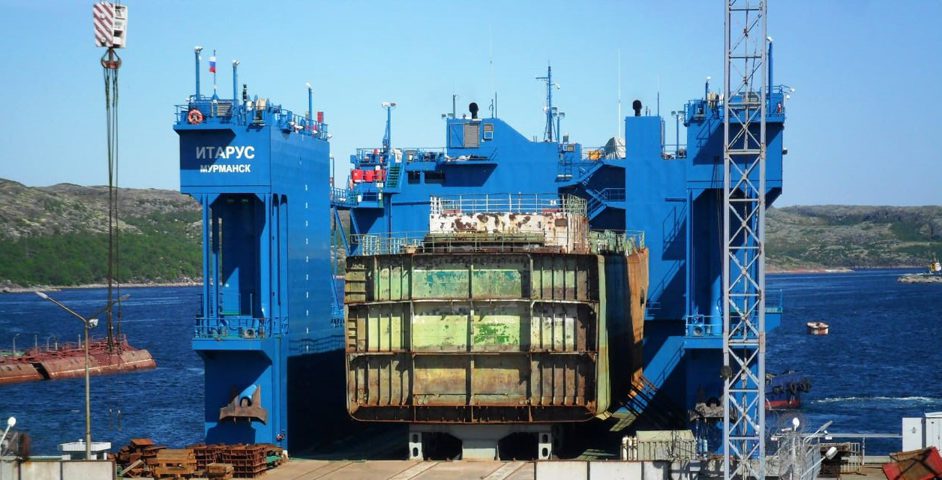 В Белое море выходит кара‑ ван, состоящий из буксира «Бизон» и дока «Итарус» с ПМ‑124 на борту
