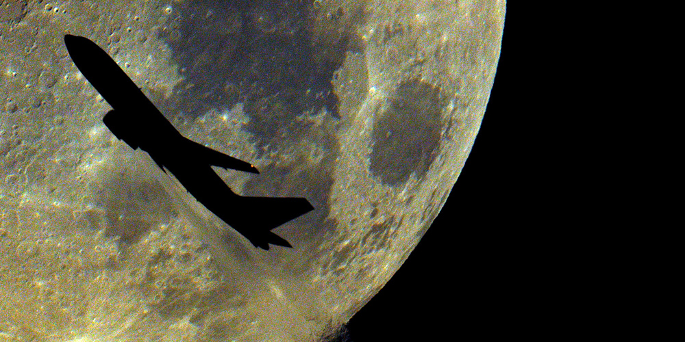 Самолеты перед луной. Фото гравитации на Луне. Чёрный рыцарь Спутник земли. Инсталяция «Притяжение Луны» Новосибирск. Какое притяжение луны