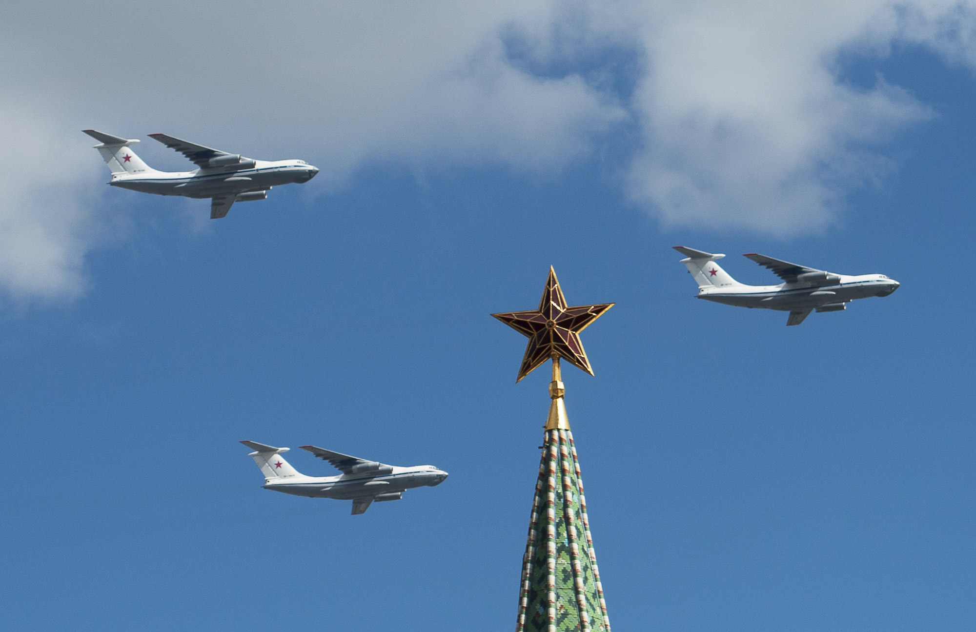 Самолеты летят над москвой. Ил 76 парад Победы. Ил 76 на параде в Москве. Ил 76 над Москвой. Ил-76 над красной площадью.