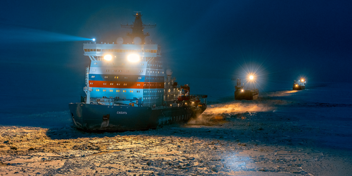 Ледокол «Сибирь» проводит сухогрузы к порту Дудинка