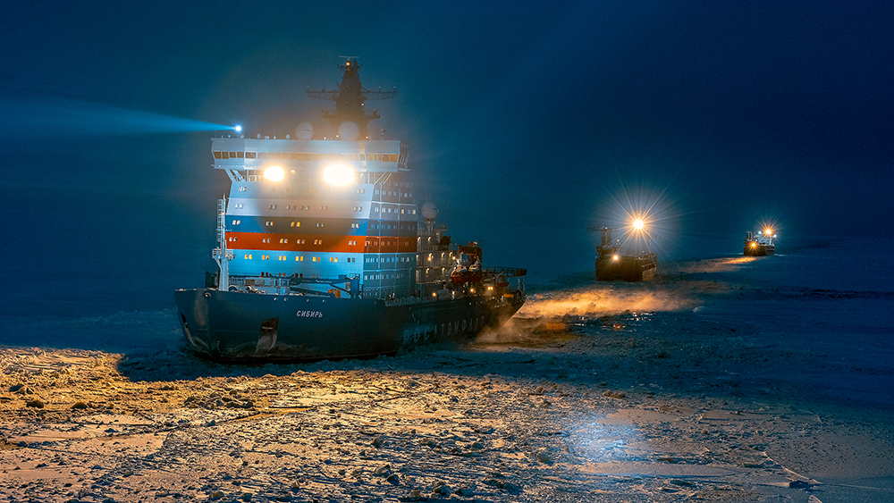 Ледокол «Сибирь» проводит сухогрузы к порту Дудинка